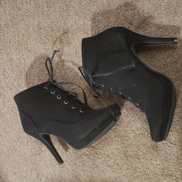 Fioni Black Heeled Boots - Picture 5 of 8